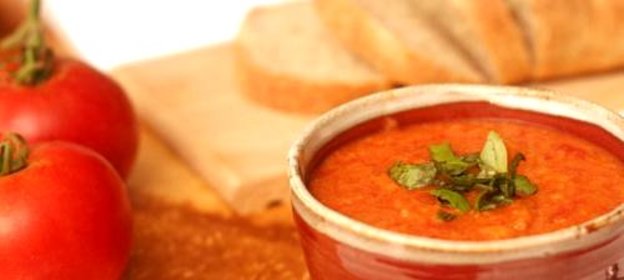 Итальянский томатный суп с хлебом