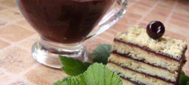 Пирожные из песочного теста с шоколадно-ягодным соусом