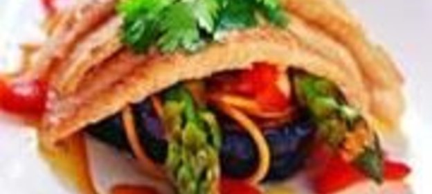 Филе морского языка с тушеными овощами и спагетти