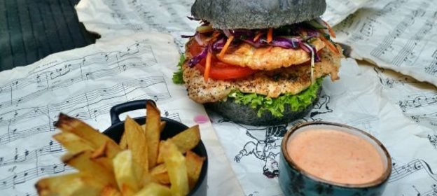 Чёрный бургер с курицей