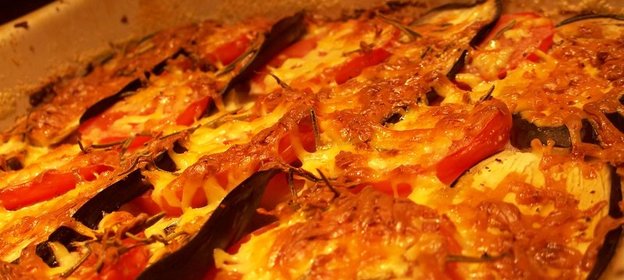 Запеканка из баклажанов с пюре из сельдерея и бараниной