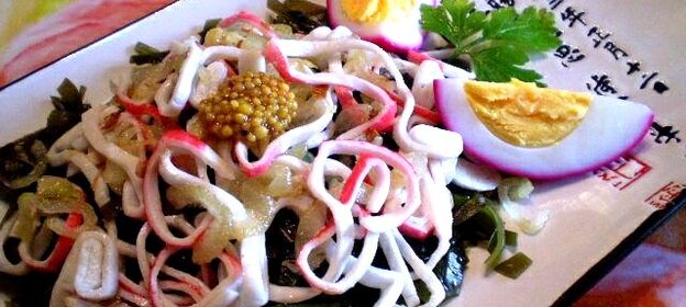 Салат из морской капусты и жаренных крабовых палочек