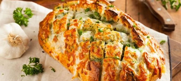 Батон запеченный с сыром и чесноком в духовке