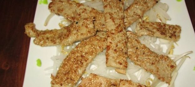 Лук-шалот, тушенный с помидорами, в сметане