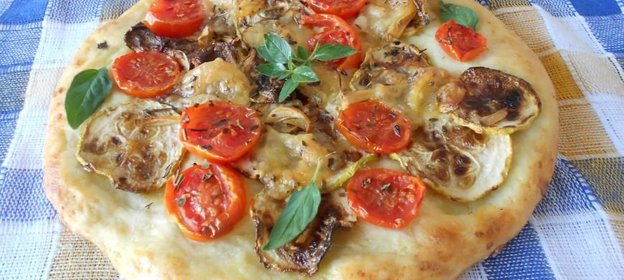 Картофельная пицца с томатами и кабачками