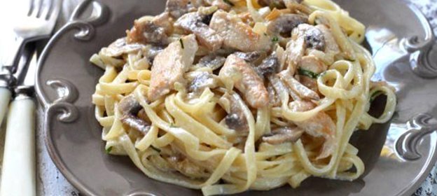 Спагетти с курицей и грибами в сливочном соусе