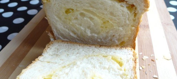 Сладкий хлеб со сливочной прослойкой и миндальными лепестками