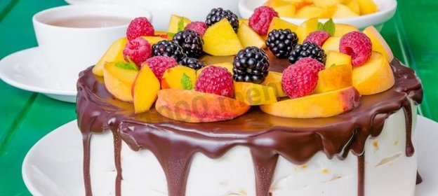Торт с шоколадными подтеками и фруктами
