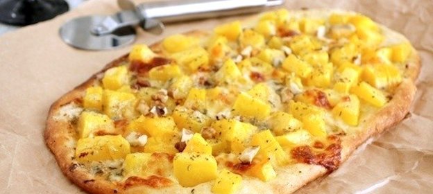Пицца с тыквой, моцареллой и горгонзолой