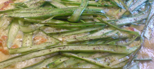 Открытый пирог-пицца с зелёной спаржей и сырами///Салат из зелёной спаржи,помидорок-черри и брынзы