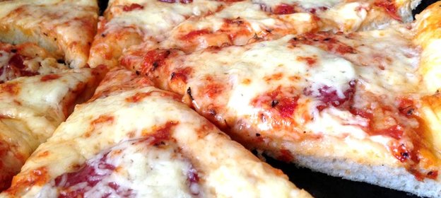 Воздушная пицца с салями и двумя видами сыра