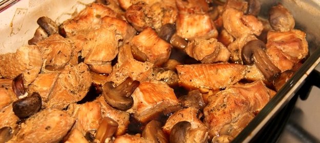 Грудка индейки с грибами в духовке