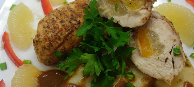 Куриная грудка, фаршированная свити и курагой, приготовленная на пару