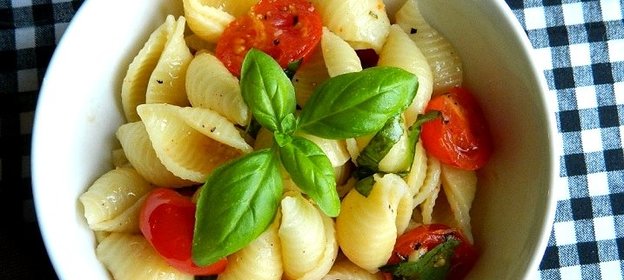 Макароны с чесноком и помидорами