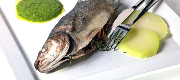 Морской окунь с виноградом, чесноком, луком и лимоном