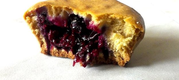 Летние кексы с малиной и черной смородиной