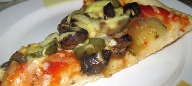 Пикантная пицца с шампиньонами и маринованными огурцами