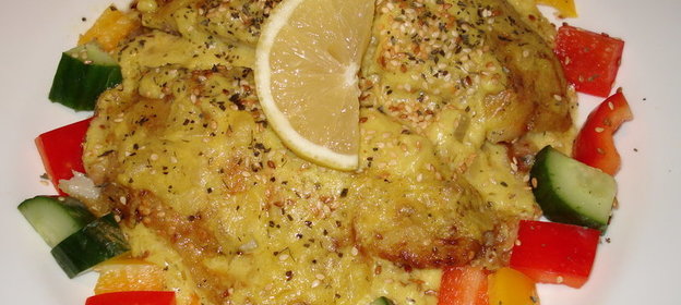 Филе морской рыбки с кунжутом под шафрановым соусом