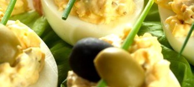 Фаршированные яйца с каперсами и анчоусами по‑средиземноморски