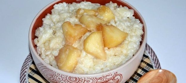 Молочная рисовая каша с карамелизированными яблоками