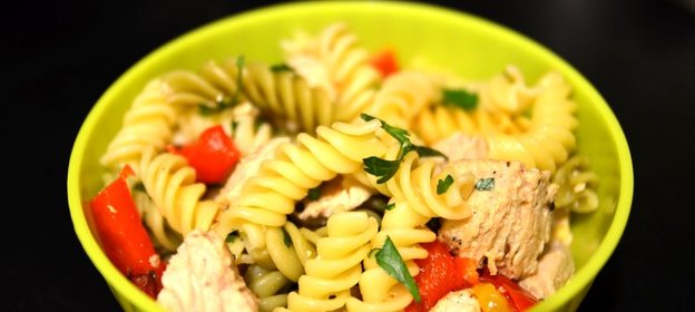 Холодный салат с фузилли, индейкой и сладким перцем