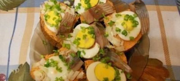 Закусочные бутерброды с селедкой на черном хлебе