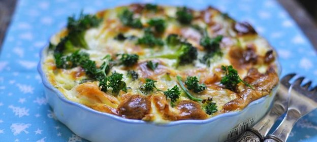 Запеканка из лосося, брокколи и спаржи в сливочном соусе