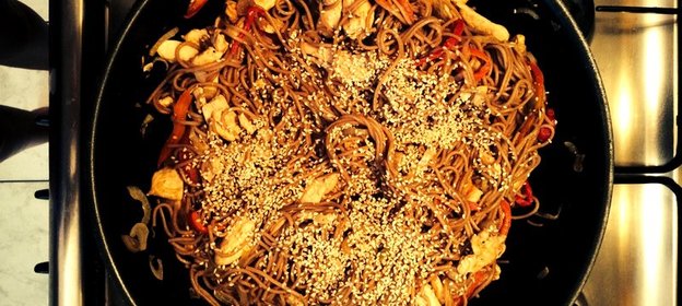Гречневая лапша с курицей, овощами и кунжутом