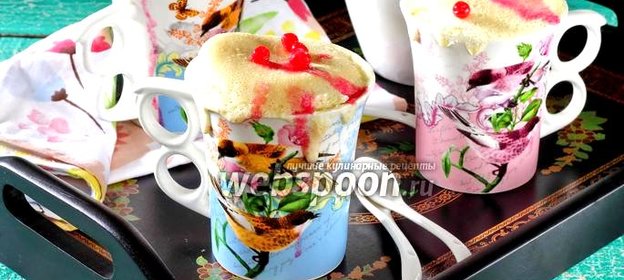 Кекс в кружке с ягодами