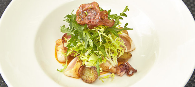 Морской окунь, запеченный с лимоном и розмарином