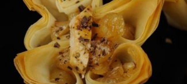 Буше с курицей и грушевым чатни