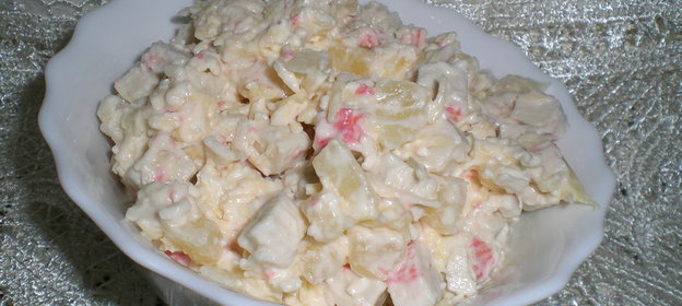 Салат из крабовых палочек с сыром и ананасами
