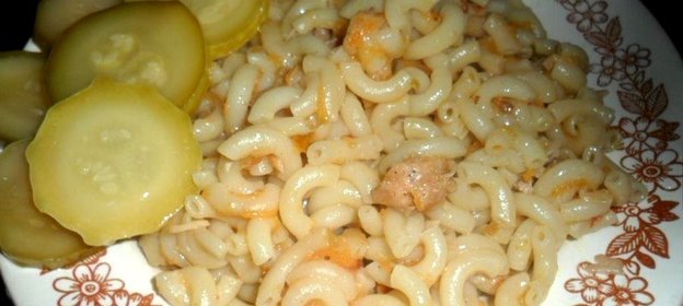 Макароны с овощами и тушенкой