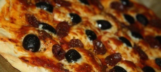 Быстропицца с охотничьими колбасками и сулугуни