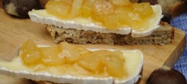 Грушевое варенье с сыром камамбер и каштановым хлебом