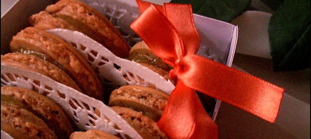 Макарон с апельсиновым джемом