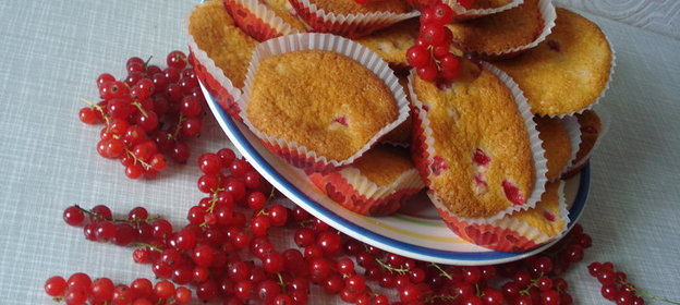 Мини-кексы с красной смородиной