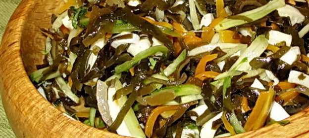 Салат из морской капусты с кальмарами