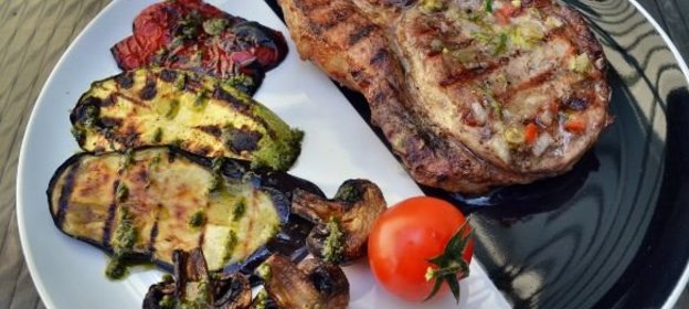 Свиная корейка на гриле (с овощами)