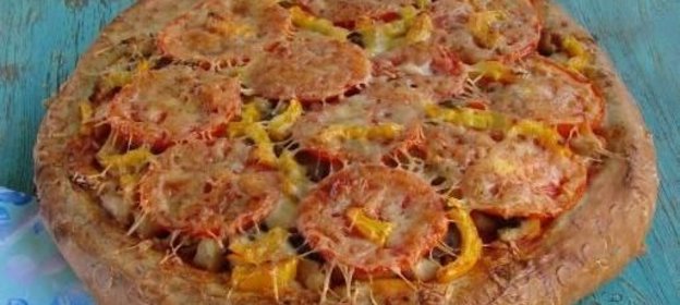 Пицца с куриным филе и грибами