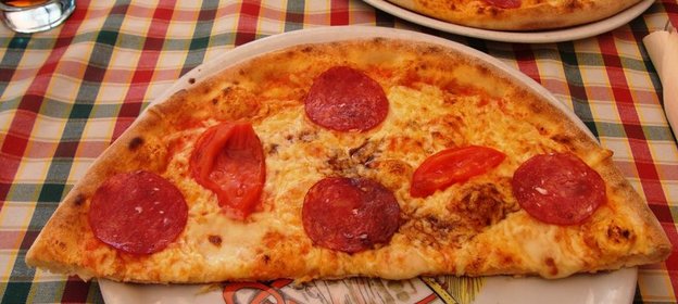 Пицца с колбасой и помидорами