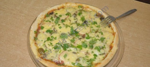 Итальянская тонкая пицца с ветчиной сыром и грибами