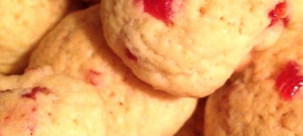 Песочное кукурузное печенье с сушеной вишней