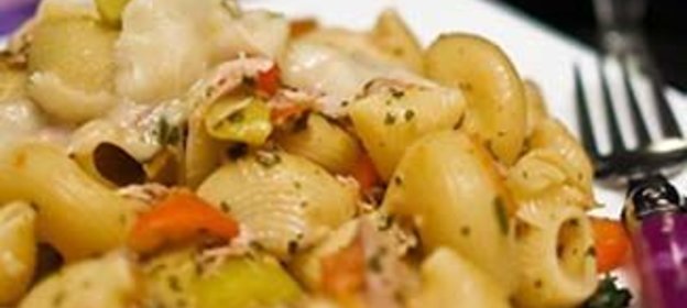Паста с тунцом и овощами