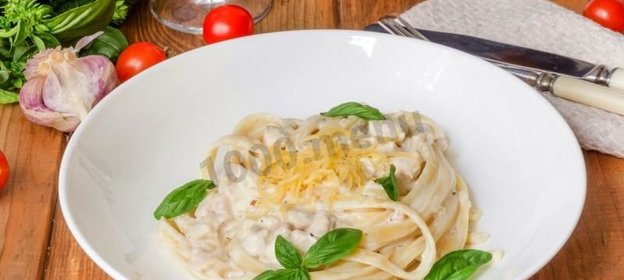 Паста фетучини с курицей в сливочном соусе