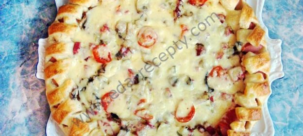 Праздничная пицца с солеными огурцами и колбасой