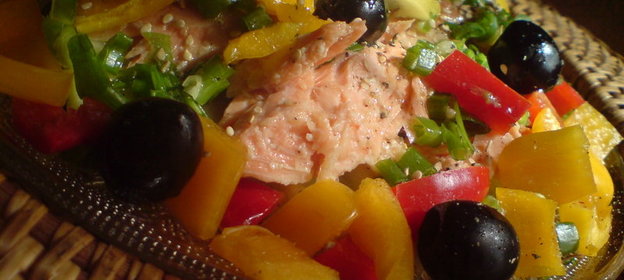 Салат с морской форелью и овощами