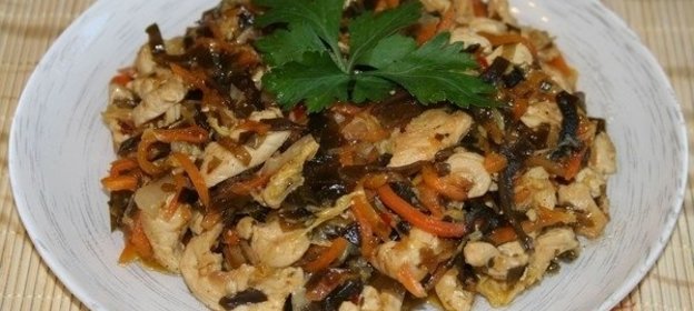 Куриное филе, тушенное с морской капустой