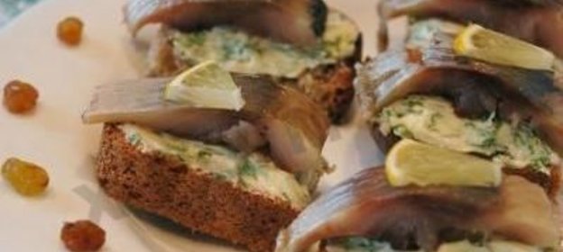 Канапе с селедкой и черным хлебом на шпажках