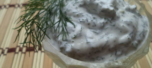 Соус сметанный с чесноком и укропом